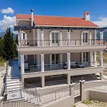 Irene Luxury Metaxáta